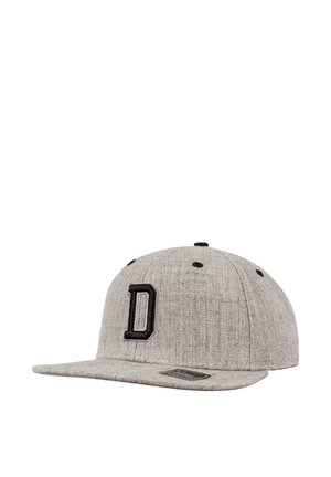 Grå baseballcap laget av teksturert stoff, med rund krone, flat skjerm og en svart brodert "D" foran.