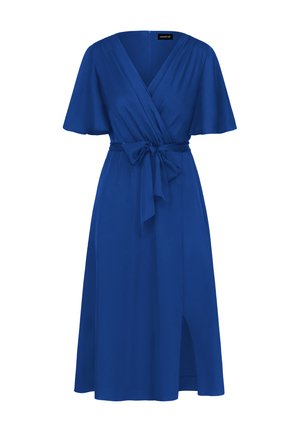 Vestido envolvente azul hecho de una tela suave, con mangas cortas con vuelo, una cintura ajustable con lazo y una hendidura lateral para un detalle adicional.