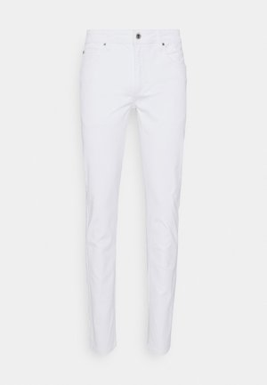 Jean blanc slim avec cinq poches et fermeture par bouton, présenté sur un fond clair uni.