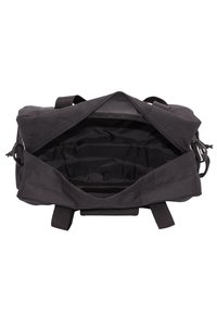 Sort duffel taske lavet af holdbart stof, med en bred åbning, to sidelæns håndtag og en foret inderside med flere rum.