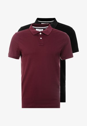 Dos camisetas de polo, una burdeos y una negra, hechas de una tela suave con cuello clásico, tres botones y costuras laterales.
