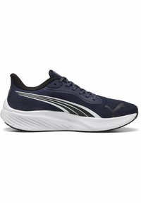 Baskets de sport bleu marine avec une tige en maille respirante, une semelle intercalaire blanche, des détails noirs, et trois bandes blanches contrastantes sur le côté.