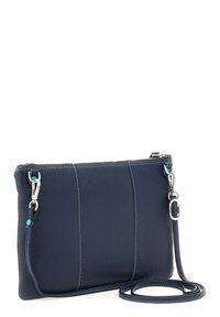Clutch bag in pelle navy con finitura testurizzata, chiusura con zip, hardware in tonalità argento e tracolla removibile. Presenta cuciture a contrasto.