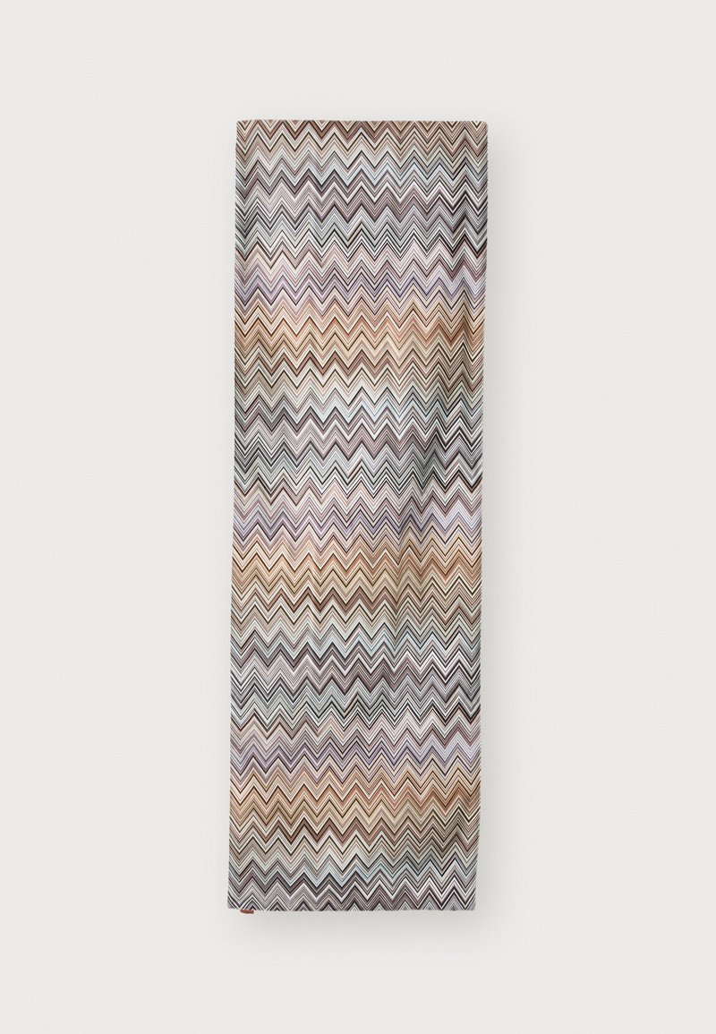 Taisnstūra audums ar daudzkrāsainu zagsainu rakstu, kas satur brūnus, bēšus, melnus un vājus purpursarkanus toņus uz balta fona.