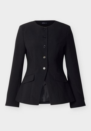 Μαύρο γυναικείο σακάκι, ραμμένο κατά παραγγελία, με στρογγυλή λαιμόκοψη, πέντε κουμπιά μπροστά, μακριά μανίκια και δύο πλαϊνές τσέπες με καπάκια.