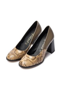 Chaussures à talons hauts bicolores avec un bout en cuir beige et marron à motif peau de serpent et un arrière arrondi lisse vert olive. Talon bloc noir.