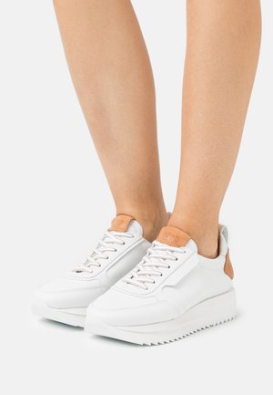 JAZZ - Baskets basses - bianco/caramel
