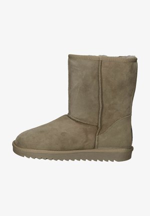 Beige suède enkellaars met een ronde neus, zachte binnenvoering, verstevigde stiksels en een lage rubberen zool met een zigzagprofiel.
