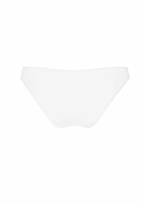 Bílé bikini kalhotky vyrobené z hladkého materiálu, s nízkým pasem a minimálním pokrytím, s čistými okraji a bez viditelných vzorů.