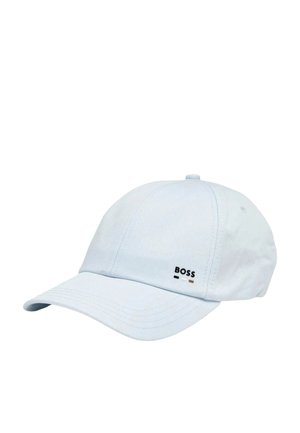 Lichtblauwe baseballpet met een gebogen klep en klein geborduurd "BOSS"-logo op het voorpaneel.