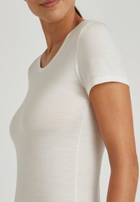 FALKE DAILY CLIMAWOOL CREW NECK - Undershirt - off white