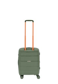 Valigia rigida verde con scanalature orizzontali, manico telescopico arancione e quattro ruote nere per la mobilità. Design compatto e strutturato.