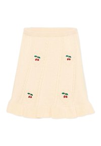 Crèmekleurige gebreide rok met gerimpelde zoom en geborduurde rode kersenpatronen in verticale panelen.