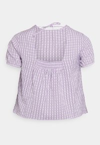 Blusa de mangas curtas em xadrez lilás e branca com decote quadrado, cintura elástica e detalhe de laço nas costas. Tecido leve e texturizado.