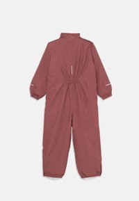Bordo krāsas ūdensizturīgi kopējie tērpi ar augstu apkakli, elastīgām aprocēm un aukliņu viduklim. Iespējas atstarojošas akcenti un eleganta dizaina.