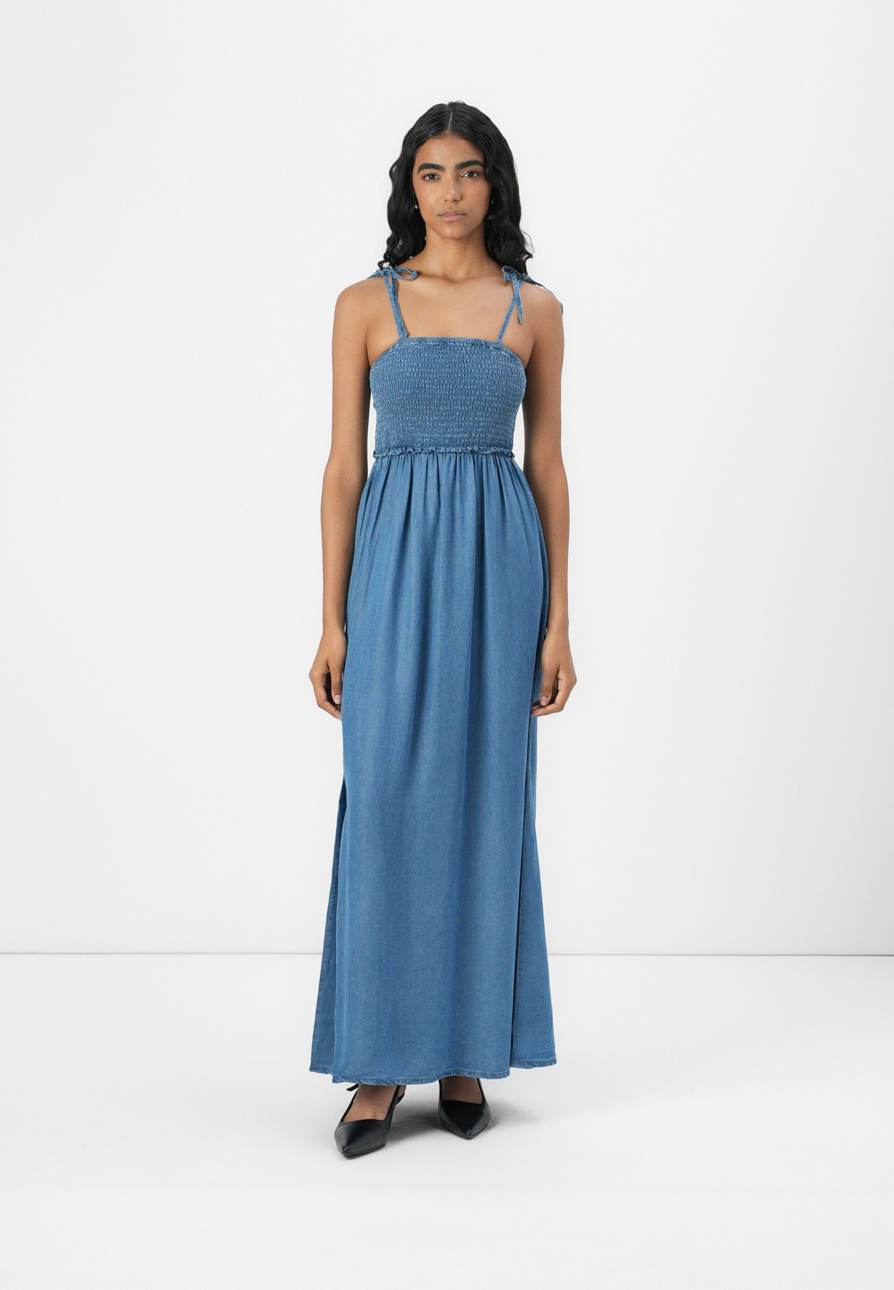 韓国商品/LOWCLASSIC DENIM MAXI DRESS ONLY ONLCHARIS LIFE SMOCK MAXI DRESS - Denim dress - medium