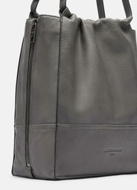 Graue Leder-Tote-Tasche mit texturierter Oberfläche, ausgestattet mit einem gerafften oberen Teil, einem seitlichen Reißverschluss und einem geprägten Markenlogo am Boden.