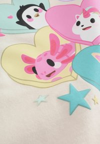 Tegneseriefigurer i pastelfarvede hjerter; inkluderer en pingvin, en enhjørning og en lyserød axolotl. Lys baggrund med akvamarin og gule accenter.