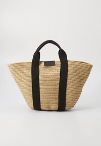 Vevd stråhåndveske med svarte stoffhåndtak, med en vid åpning og en rektangulær bunn, ideell for å bære ulike gjenstander.