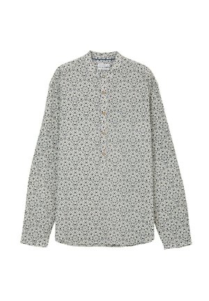Camicia a maniche lunghe in tessuto leggero, con un motivo floreale blu navy e crema, dotata di colletto henley con bottoni e orlo arrotondato.