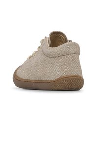 Bota beige texturizada con un patrón tejido, interior suave, puntas redondeadas y suela de goma flexible. Presenta cordones decorativos y un cuello bajo.