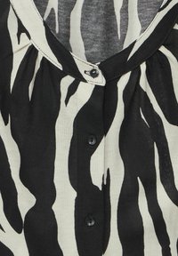 Street One PRINT MIT KNOPFLEISTE - Blusa - schwarz