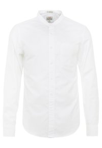 Camicia bianca a maniche lunghe con colletto alla cinese, taschino singolo sul petto e trama liscia. Presenta bottoni bianchi standard.