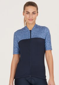 Maillot de cyclisme à manches courtes avec un motif bleu clair en haut et un bas bleu marine uni. Fermeture éclair à l'avant, tissu lisse, coupe athlétique.