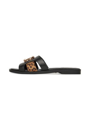 Sort flad slide sandal med leopardprintdetalje og guldringaccent på remmene, vist fra siden på en hvid baggrund.