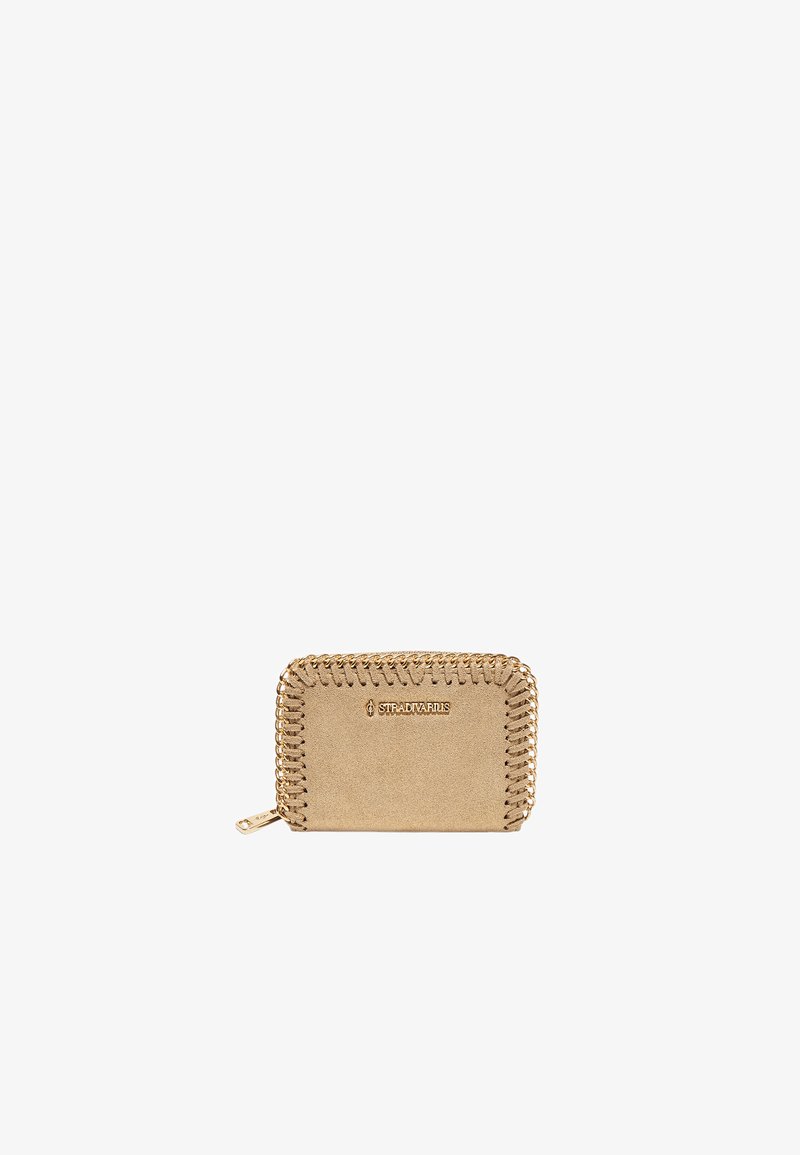 Petit portefeuille beige avec détail chaîne dorée sur les bords et fermeture éclair, marqué du logo Stradivarius en lettres dorées.