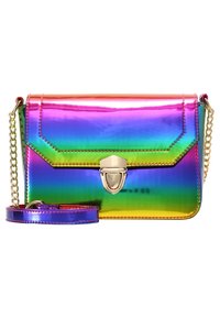 Metallic schimmernde Umhängetasche in Regenbogenfarben mit geometrischem Klappendesign, goldfarbener Hardware und abnehmbarer Kette. Glatte Textur und lebendige Farben.