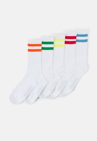 Cinque paia di calzini in cotone bianco con righe a contrasto in arancione, verde, giallo, rosso e blu sui polsini. Lunghezza standard alla caviglia.