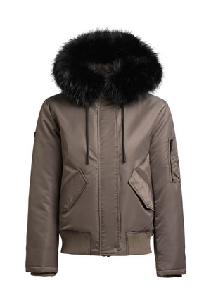 Pruun isoleeritud lendurijakk eemaldatava musta kunstkarusnahast kapuutsiga, plaastritega taskud ja soonikkoes mansetid ning ääred. Sisaldab lukuga varrukataskut.