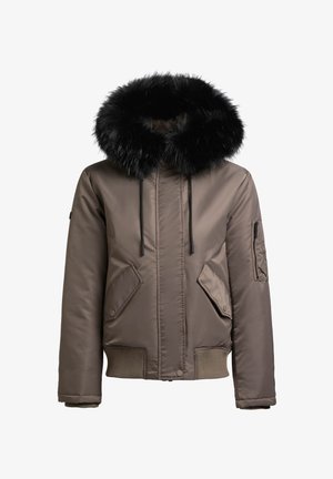 Veste bomber marron isolante avec capuche amovible en fausse fourrure noire, poches à rabat, poignets et ourlet côtelés. Comprend une poche zippée sur la manche.
