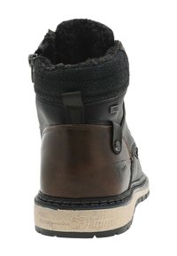 Botte en cuir noir avec un talon texturé marron, doublure en laine, semelle en caoutchouc et fermeture éclair. Les accents incluent un logo et des détails de couture.