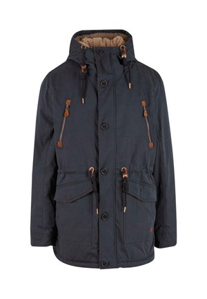 Giacca impermeabile blu navy con cappuccio foderato in pile, ampie tasche frontali e cordini regolabili. Presenta dettagli e bottoni marroni.