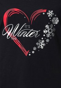Zwart t-shirt met een rood hartontwerp en metalen zilveren tekst met de tekst "It's Winter Time", omgeven door zilveren sneeuwvlokgrafieken.
