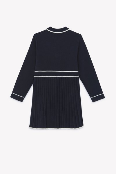 Abito lavorato a maglia blu navy con maniche lunghe, caratterizzato da una gonna plissettata. I dettagli bianchi al colletto e alle maniche aggiungono contrasto. Mostrata la vista posteriore.