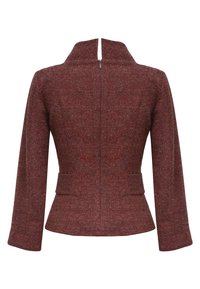 Czerwony żakiet w kratę o dopasowanym kroju, wysokim kołnierzu, długich rękawach i zamku błyskawicznym z tyłu. Posiada kieszenie boczne i teksturowany materiał.