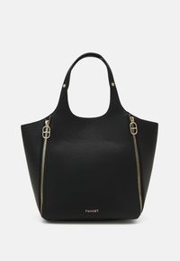 Zwarte leren totebag met dubbele zijzakken, ronde handvatten en goudkleurige hardware. Beschikt over een gestructureerd oppervlak en een logo aan de basis.