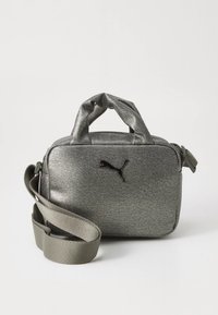 Silbergraue synthetische Tasche mit abgerundeten Griffen, verstellbarem Riemen und einem schwarzen Logo-Akzent. Glatte Textur und kompakte rechteckige Form.