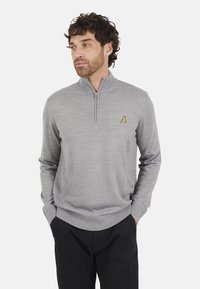 Szary sweter zapinany na zamek z dzianiny, z żółtym haftowanym logo po lewej stronie klatki piersiowej, z prążkowanymi mankietami i dołem, który nadaje dopasowany wygląd.