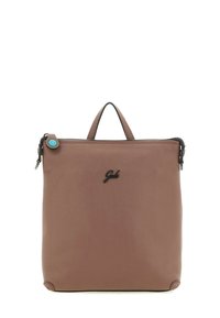 Zaino in pelle marrone con superficie testurizzata, chiusura con zip, una piccola maniglia e un accento turchese sulla linguetta della zip. Logo nero sul davanti.