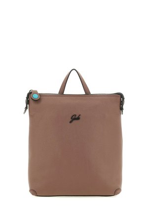 Zaino in pelle marrone con superficie testurizzata, chiusura con zip, una piccola maniglia e un accento turchese sulla linguetta della zip. Logo nero sul davanti.