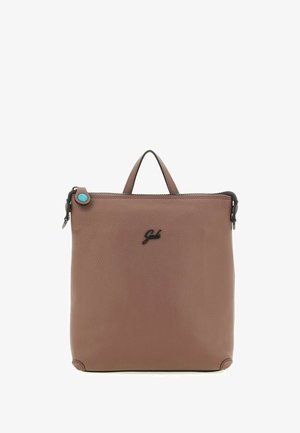 Zaino in pelle marrone con superficie testurizzata, chiusura con zip, una piccola maniglia e un accento turchese sulla linguetta della zip. Logo nero sul davanti.