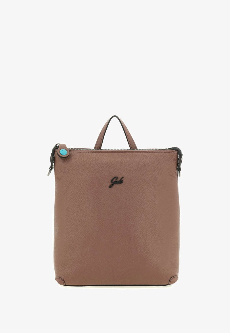 Zaino in pelle marrone con superficie testurizzata, chiusura con zip, una piccola maniglia e un accento turchese sulla linguetta della zip. Logo nero sul davanti.