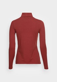 Langærmet, tætsiddende bluse i en dyb rød farve med en mock-neck. Glat tekstur, ingen synlige mønstre, ren design uden udsmykninger.