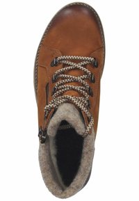 Braune Leder-Ankle-Boots mit strukturiertem grauem Filzfutter, ausgestattet mit geflochtenen Schnürsenkeln, schwarzen Ösen und einer kontrastierenden Gummisohle.