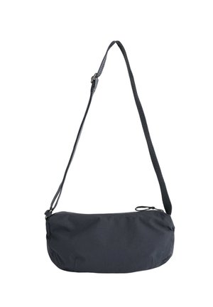 Schwarze Stoff-Schultertasche mit langem, verstellbarem Gurt und Reißverschluss, vor schlichtem weißen Hintergrund.