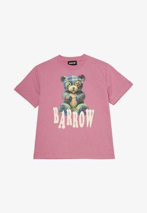 T-shirt rosa a maniche corte con una grafica di un orso a quadri con bottoni e la scritta "BARROW" in bold bianco sotto il design.